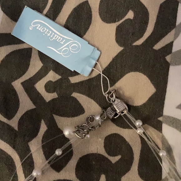 Faux white pearl necklace - Picture 2 of 4